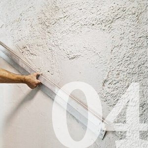 Подрезка штукатурного слоя правилом по маякам