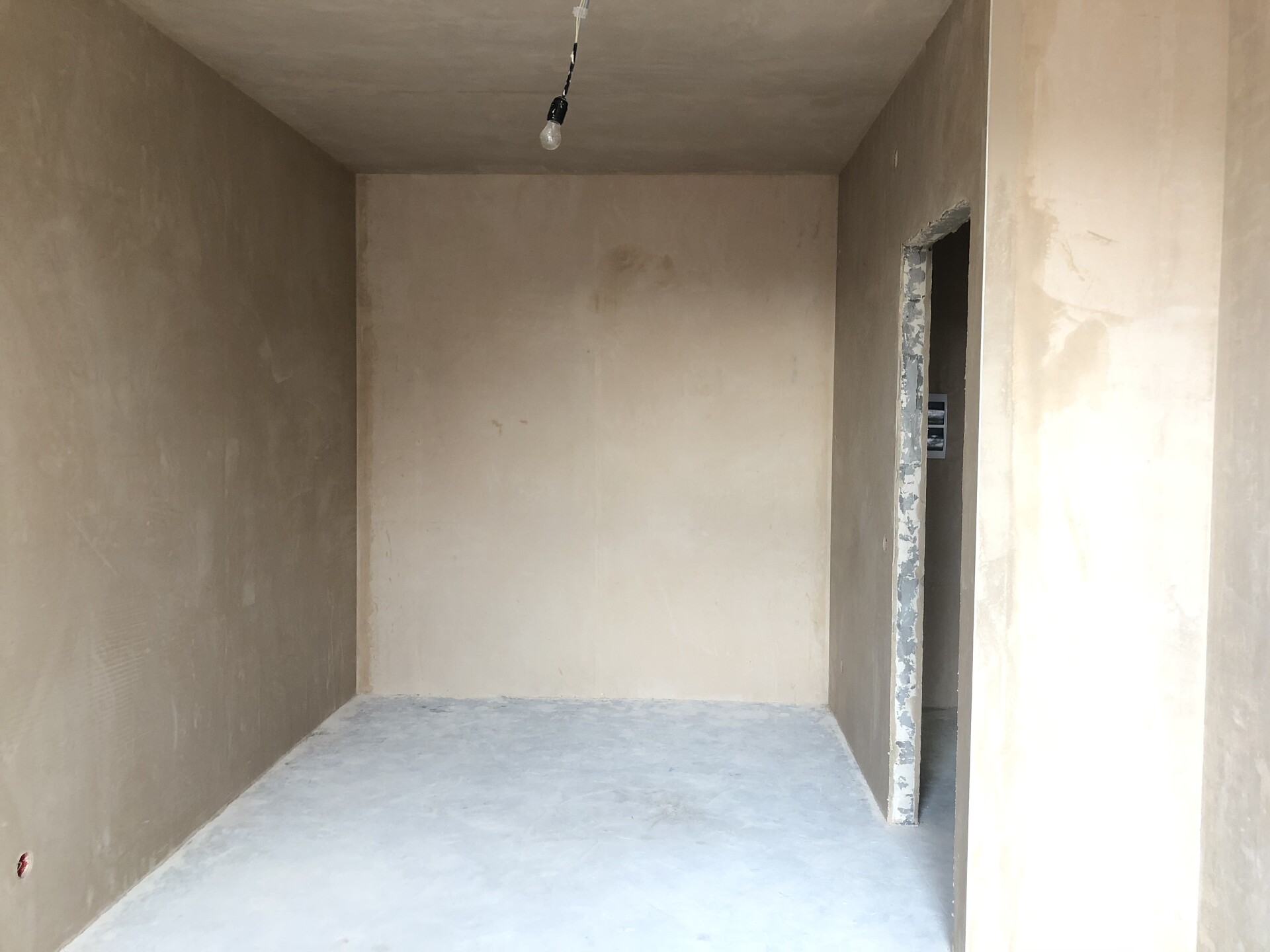 Машинная штукатурка стен гипсовой смесью в новостройках