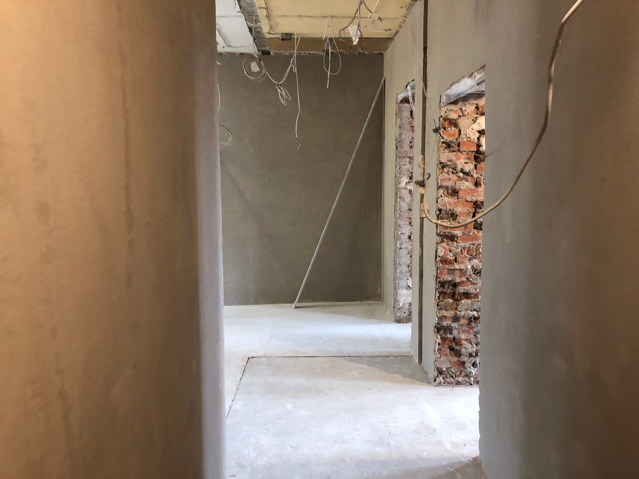 Машинная штукатурка стен гипсовой смесью в старом фонде